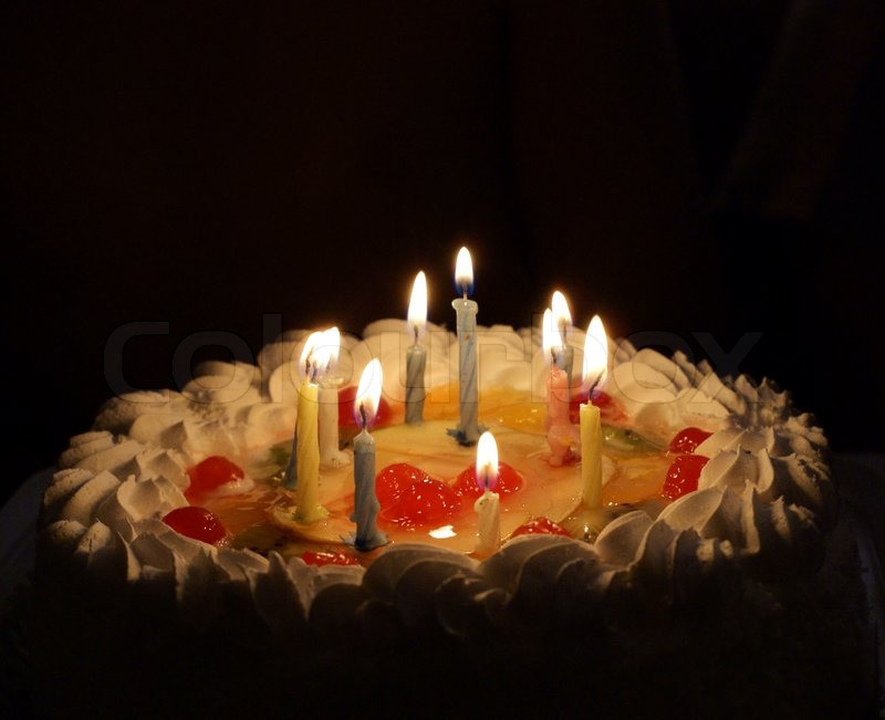 Geburtstagstorte Mit Kerzen
 Geburtstagstorte mit Kerzen Stock Foto