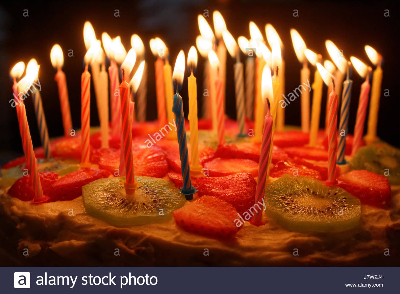 Geburtstagstorte Mit Kerzen
 Geburtstagstorte mit brennenden Kerzen auf einem dunklen