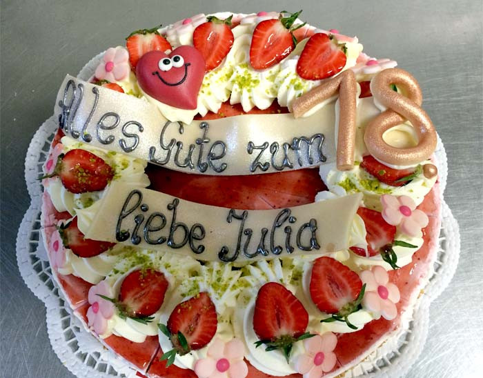 Geburtstagstorte Zum 18
 Geburtstagstorte mit Erdbeeren zum 18 › Bäckerei