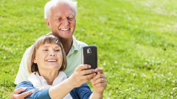 Geburtstagswünsche Für Ältere Menschen
 Seniorenhandy Das richtige Telefon für ältere Menschen