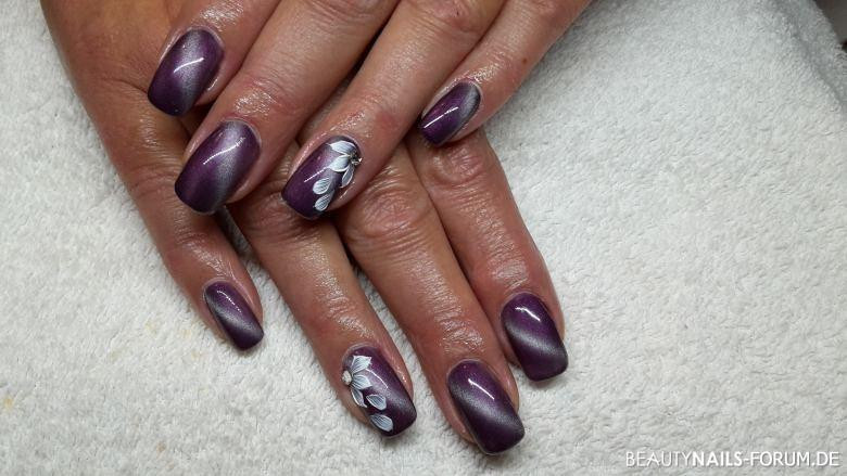 Gel Nageldesign
 Gel Modellage mit Cat Eye Gel und 3D Blüte Nageldesign