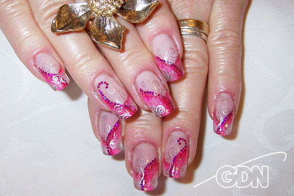 Gel Nageldesign
 Nageldesign gerade Form Glitzer Pailletten