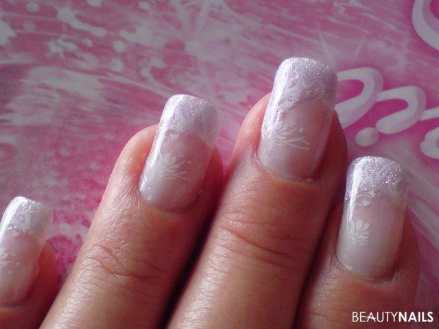 Gel Nageldesign
 Gel Nägel mit Glitzer French und Stempel Nageldesign