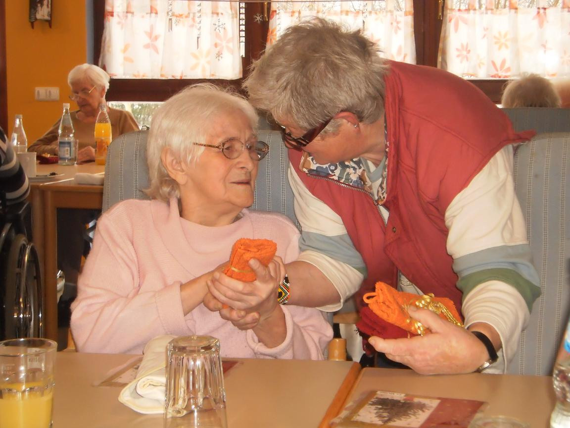 Geschenke Für Senioren Im Pflegeheim
 Frauenunion Höchstadt beschenkt Bewohner vom Altenheim