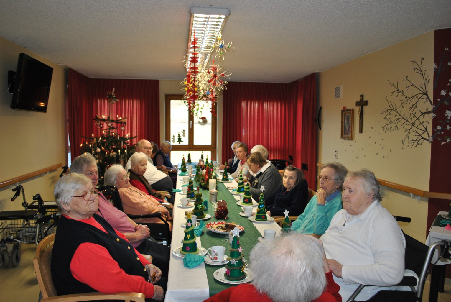 Geschenke Für Senioren Im Pflegeheim
 Heiligabend bei uns im BRK Heim BRK Seniorenheim