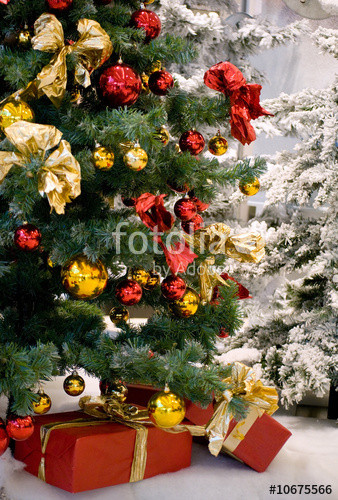 Geschenke Unterm Weihnachtsbaum
 "Geschenke unterm Weihnachtsbaum" Stockfotos und