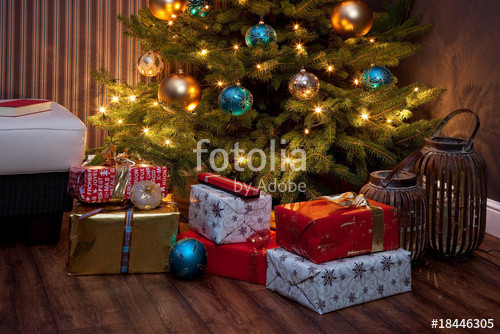 Geschenke Unterm Weihnachtsbaum
 "geschenke unterm weihnachtsbaum" Stockfotos und