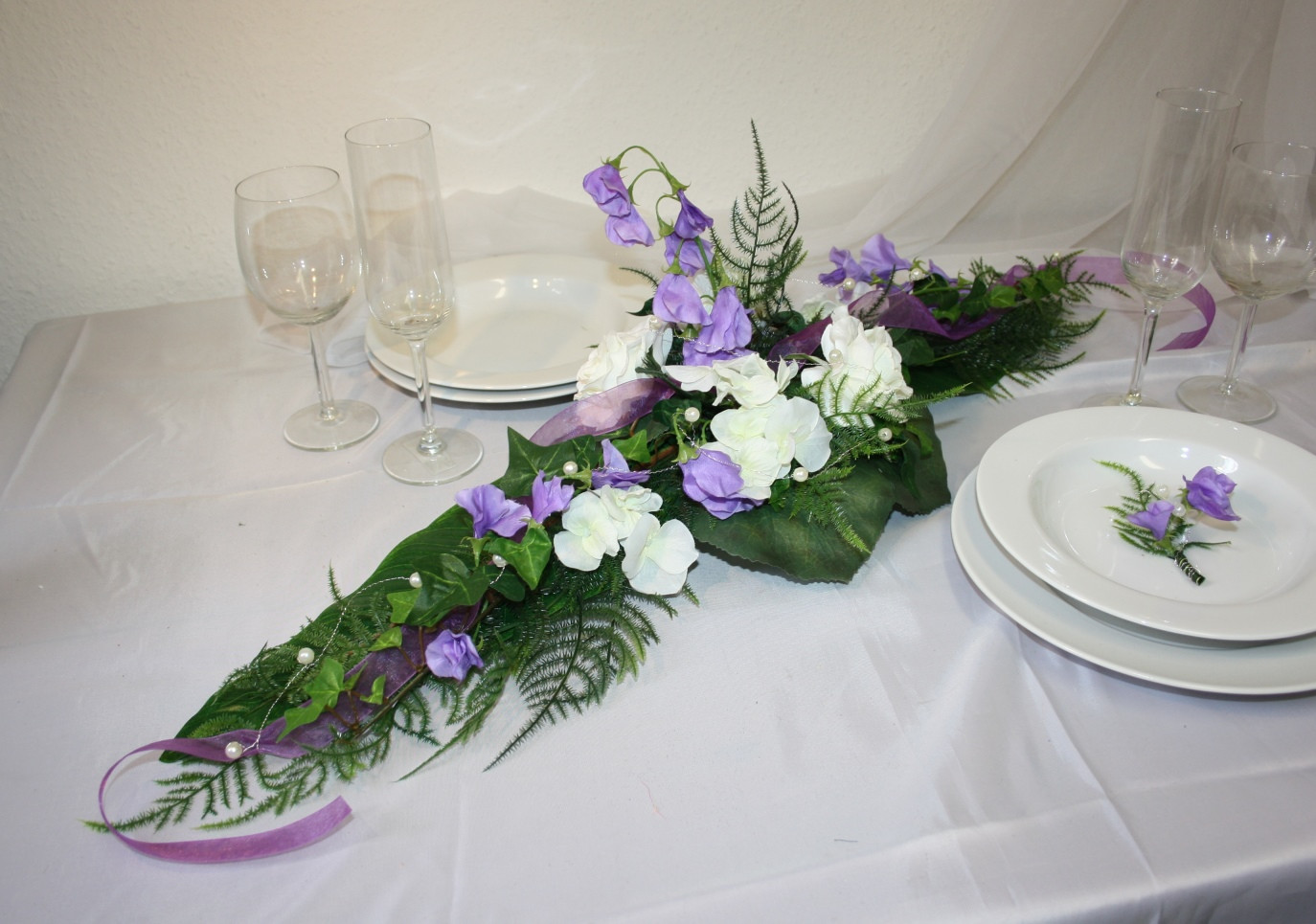 Gestecke Hochzeit
 Gesteck flieder Wicken Sommerhochzeit