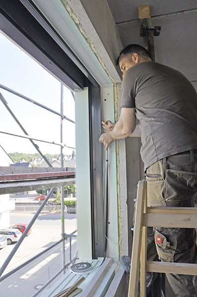 Gewährleistung Handwerk
 Fenstermontage mit Komplettsystem bei