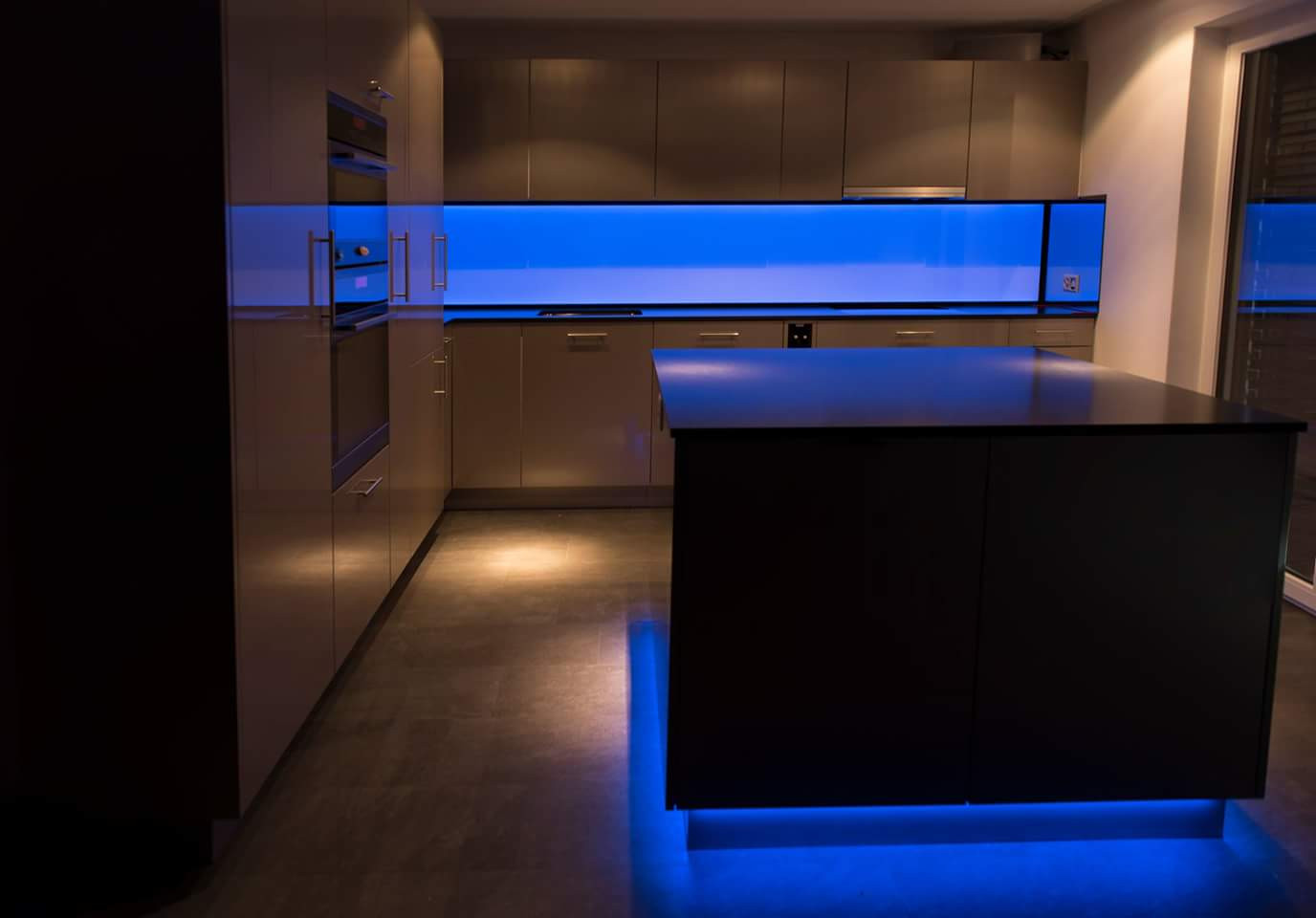 Glas Beleuchtung
 Küchenrückwand homogen hinterleuchtetes Glas mit LED