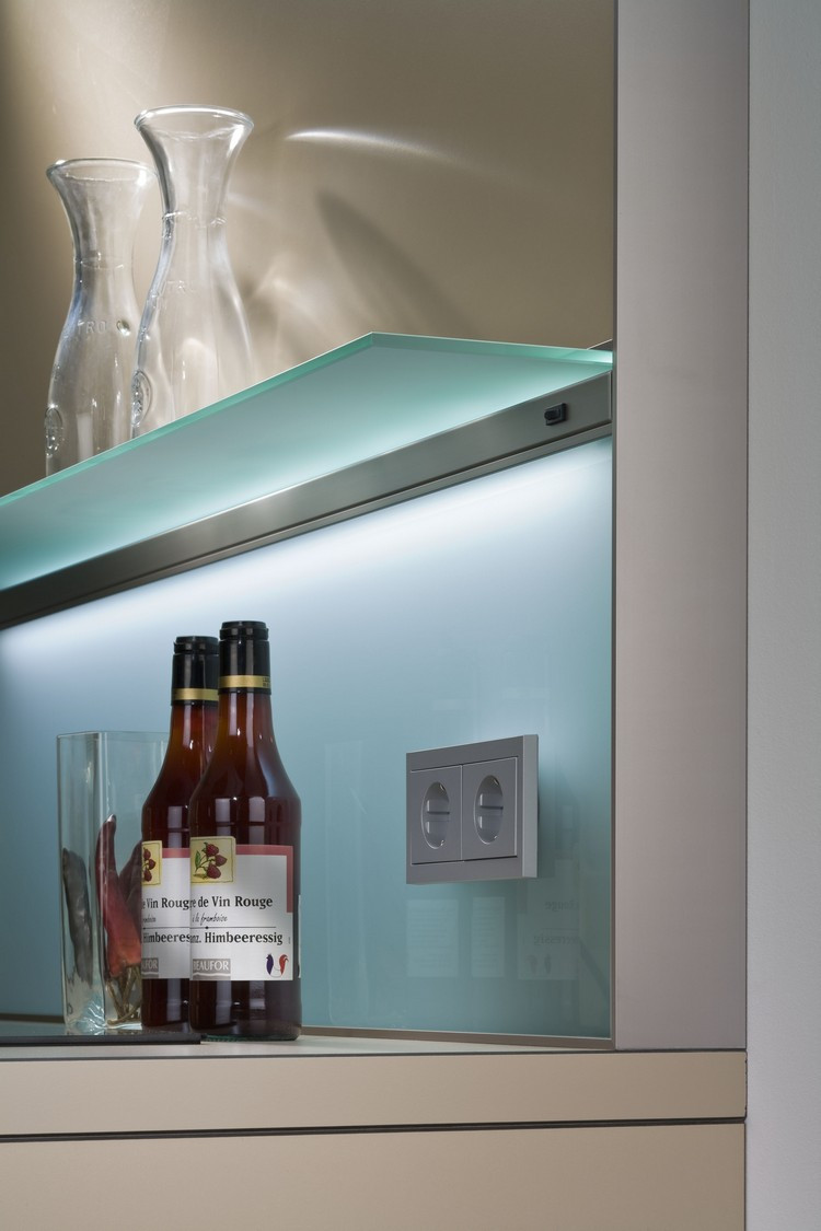 Glas Beleuchtung
 Moderne Glas Küchenrückwand Designs bieten Spritzschutz