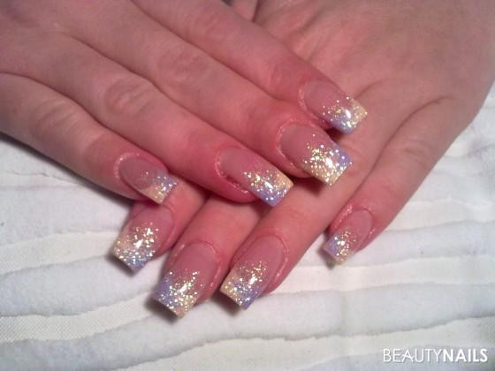 Glitzer Nageldesign
 lila und gelb pastell mit glitzer Nageldesign