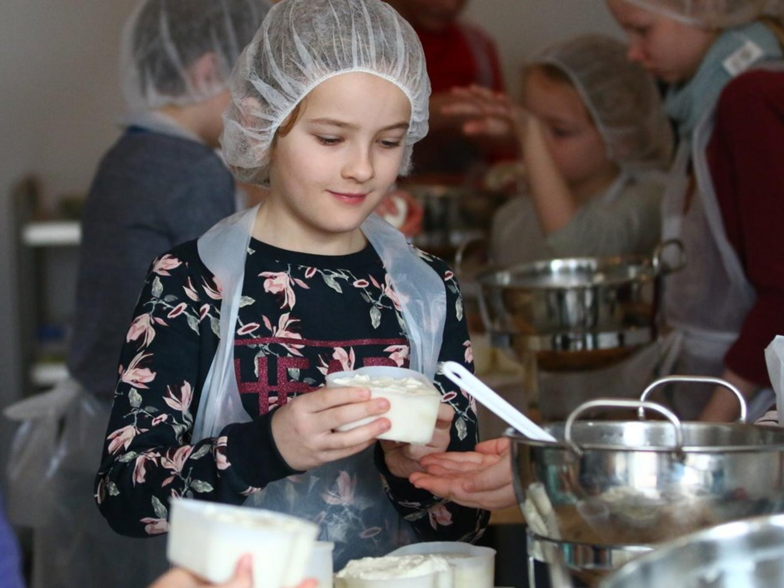 Handwerk Lernen
 Kleine Käser lernen altes Handwerk