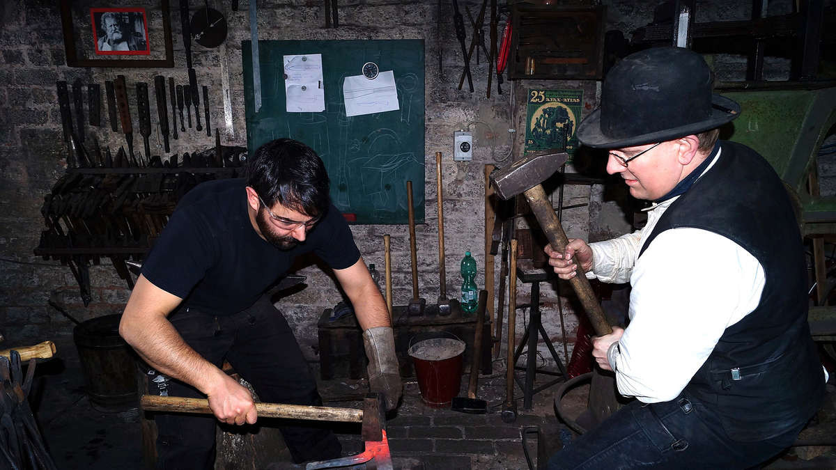 Handwerk Lernen
 Altes Handwerk lernen Der Schmied zeigt was auf einem