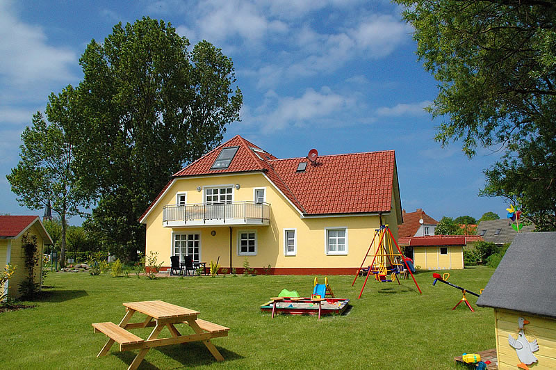 Haus Garten
 3 Zimmer Ferienwohnung Weiss Haus Emily in Wustrow