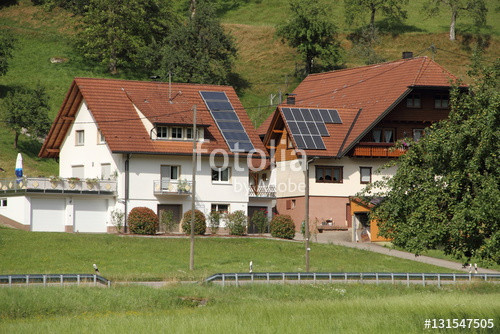 Haus Im Schwarzwald Kaufen
 "Haus im Schwarzwald mit Solaranlage" Stockfotos und