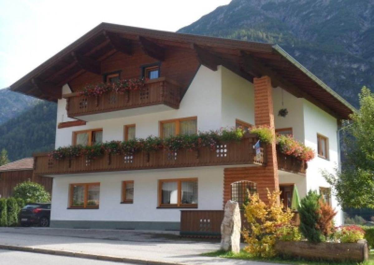 Haus Sonnenschein
 Haus Sonnenschein in Holzgau