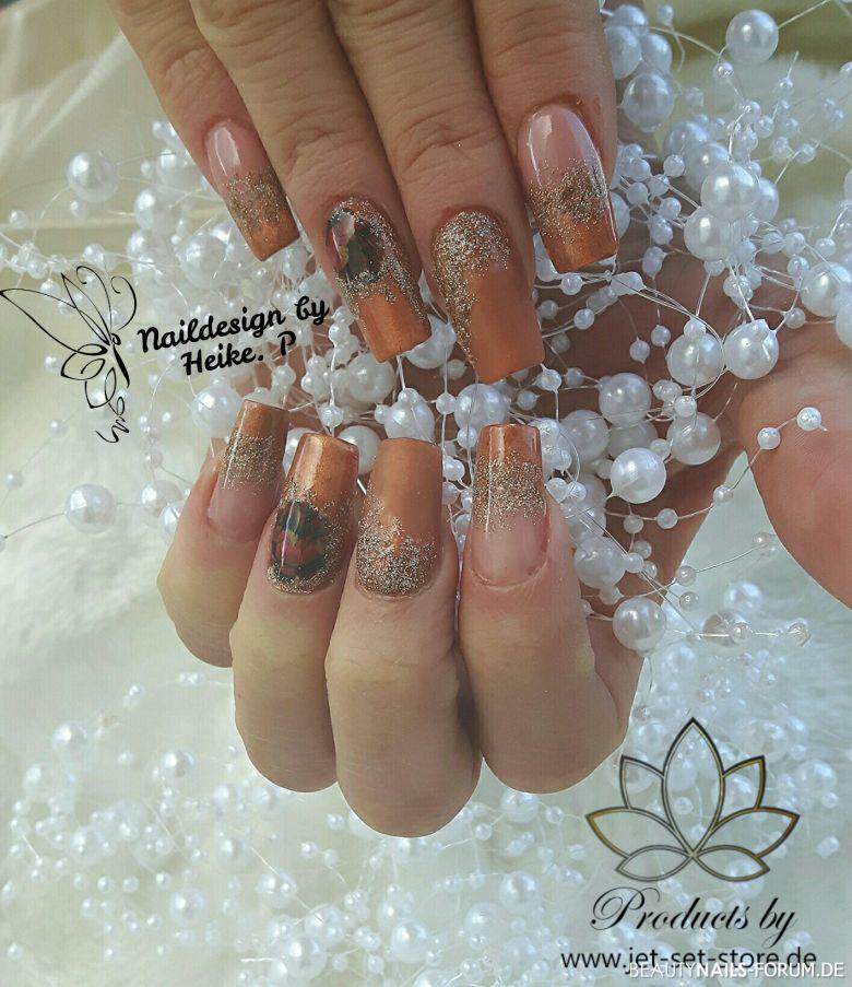 Herbstliches Nageldesign
 Herbstliches Nageldesign mit Pigment Herbst