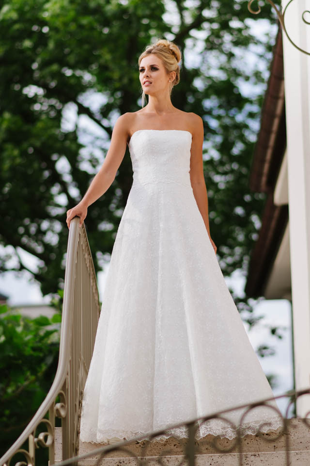 Hochzeitskleid Corsage
 Hochzeitskleid trägerlos mit weitem Rock Spitze und Corsage