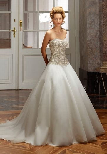 Hochzeitskleid Corsage
 Romantisch royales Brautkleid mit Corsage in Elfenbein und