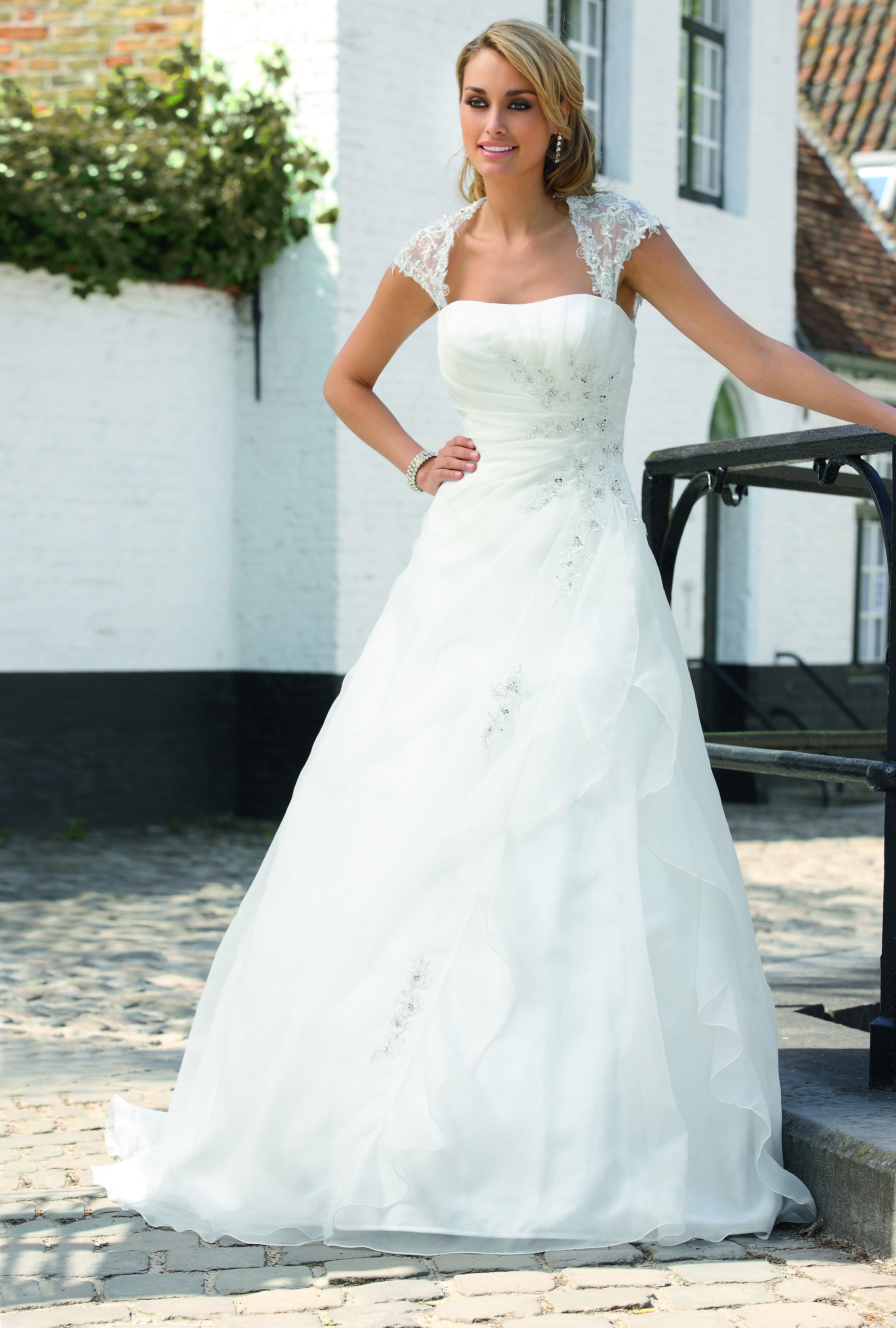 Hochzeitskleid Ivory
 Ladybird Wedding Dress Style Ivory Silver