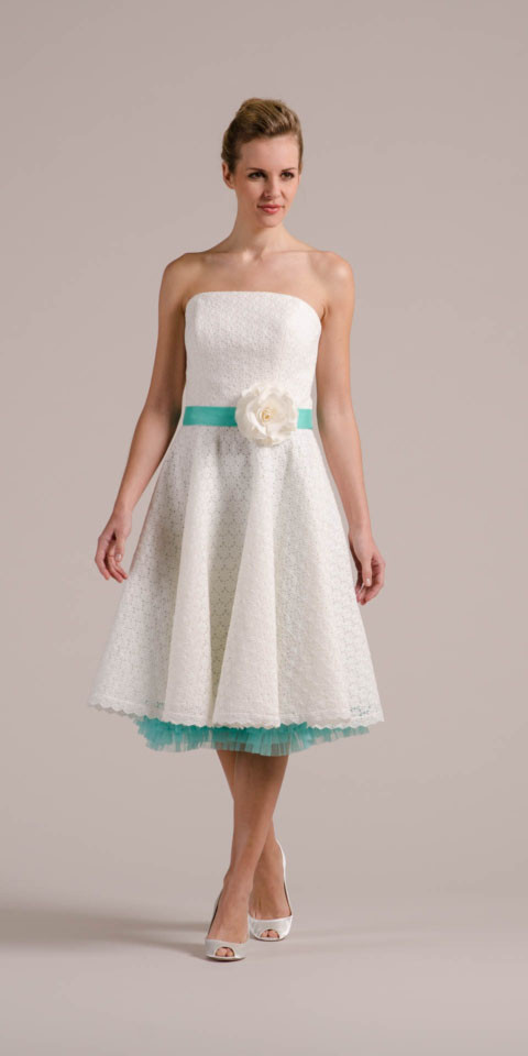 Hochzeitskleid Petticoat
 Cooles Petticoat Hochzeitskleid mit Tellerrock in Lochspitze