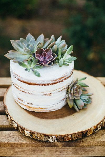 Hochzeitstorte Einstöckig
 Hochzeitstorte mit echten Blumen Naked Cake einstöckig