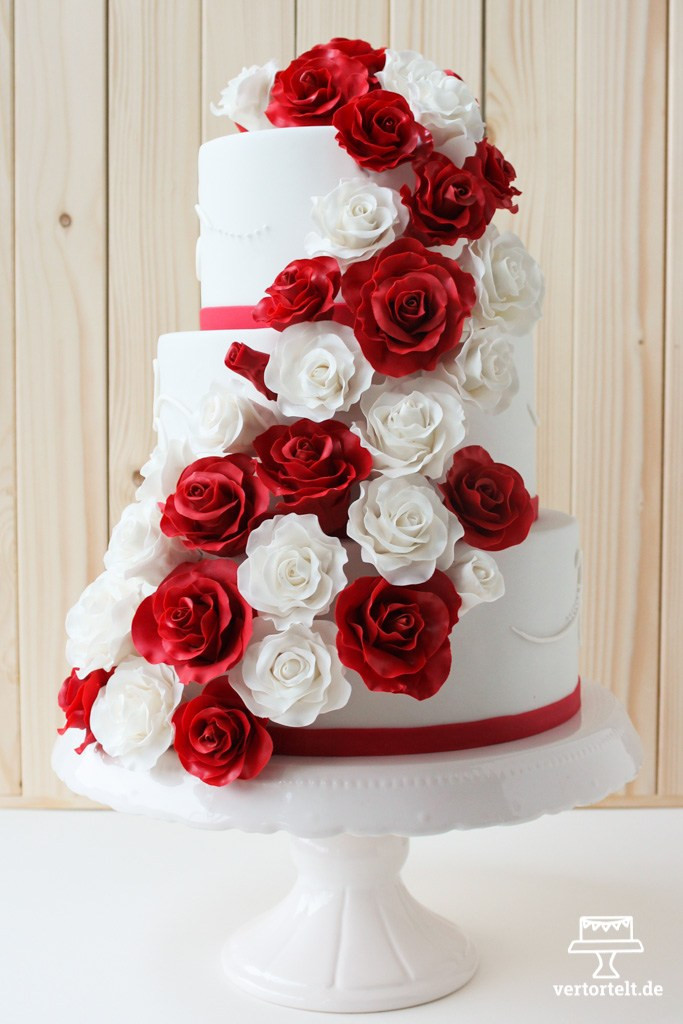 Hochzeitstorte Kaufen
 Hochzeitstorte mit Zuckerrosen aus Blütenpaste › vertortelt