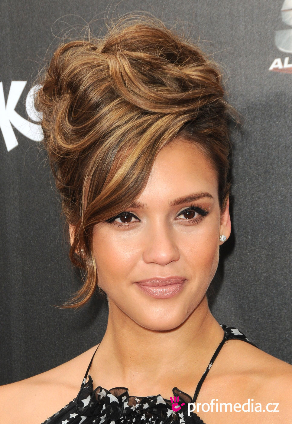 Jessica Alba Frisuren
 Jessica Alba frisur zum Ausprobieren in eFrisuren