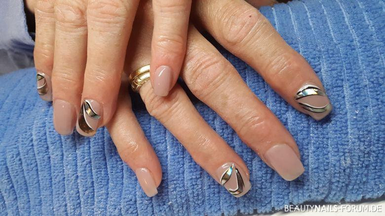 Jolifin Nageldesign
 Gelmodellage mit Seashellsticker Nageldesign