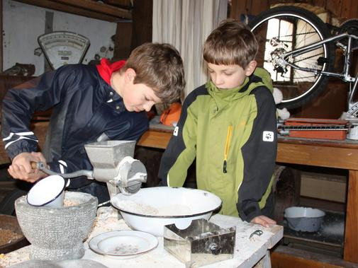 Kinder Handwerk
 Kinder lernen altes Handwerk in Gehrden – HAZ