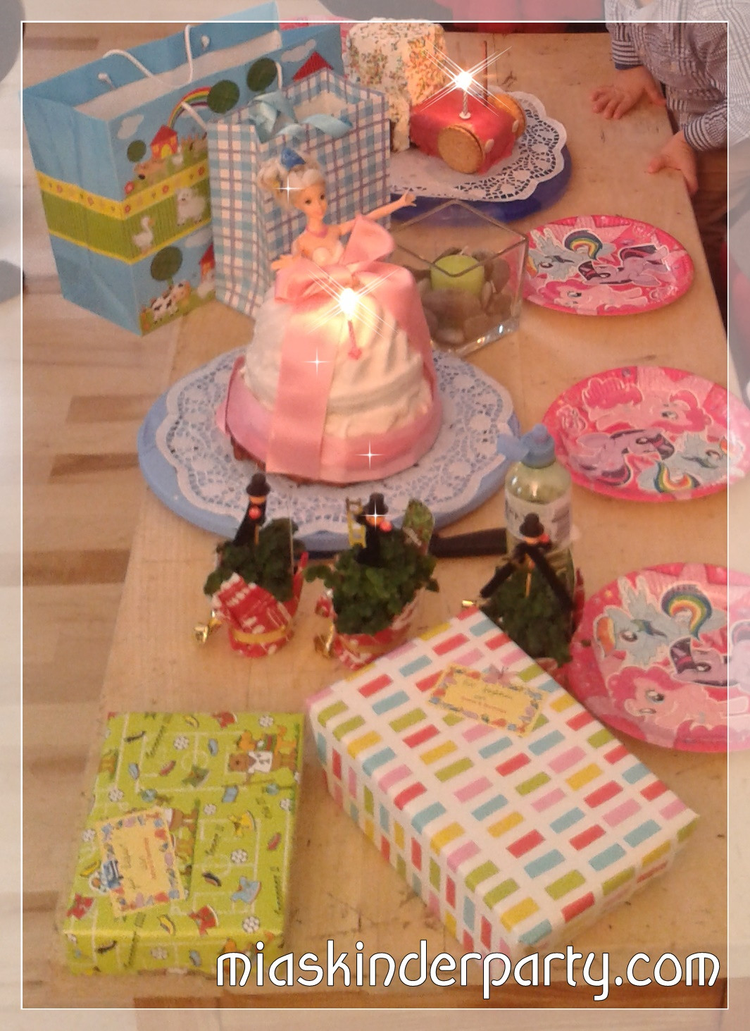 Kindergeburtstag Geschenke
 Geschenke überreichen… – Mia s Kinderparty