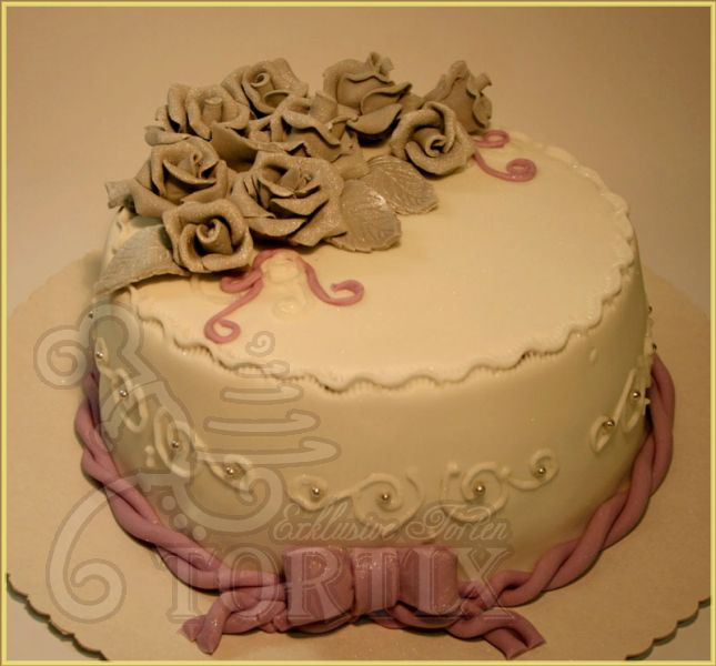 Kleine Geburtstagstorte
 Tortix Kleine Geburtstagstorte mit silbernen Rosen