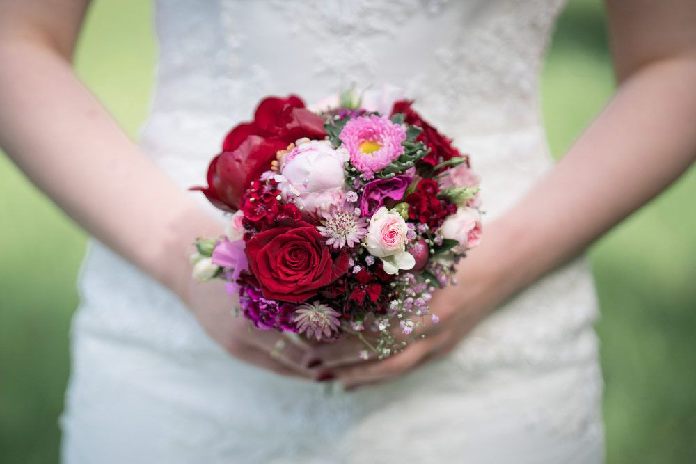 Kleiner Brautstrauß Standesamt
 Ein kleiner Brautstrauß in dunkelrot und etwas lila Foto