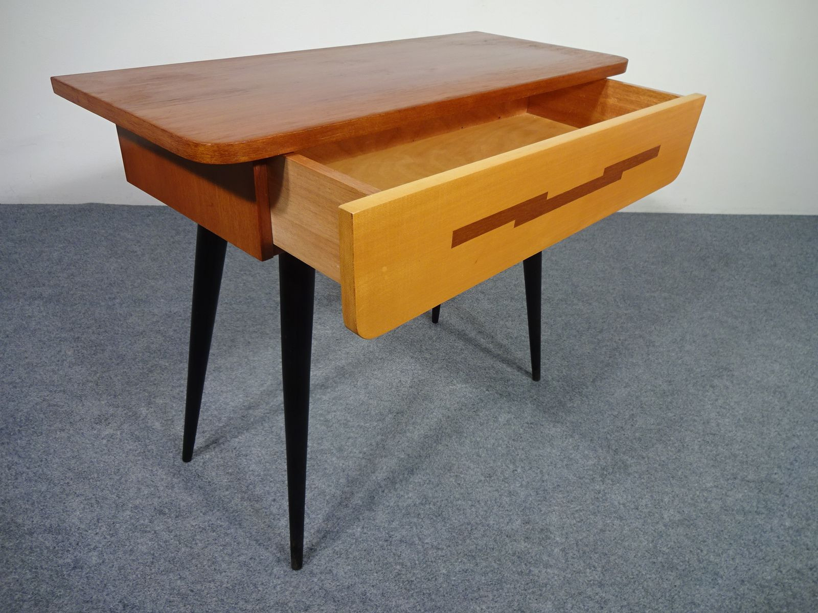 Kleiner Tisch
 Kleiner Tisch mit Schublade von Diele und Flur 1950er bei