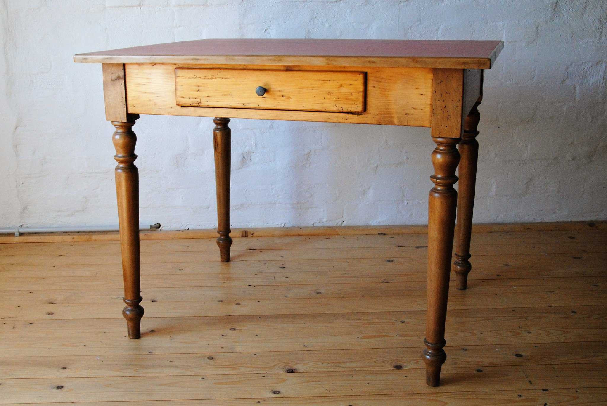 Kleiner Tisch
 Kleiner Tisch Tischlerei Antikhandel & Restaurierung