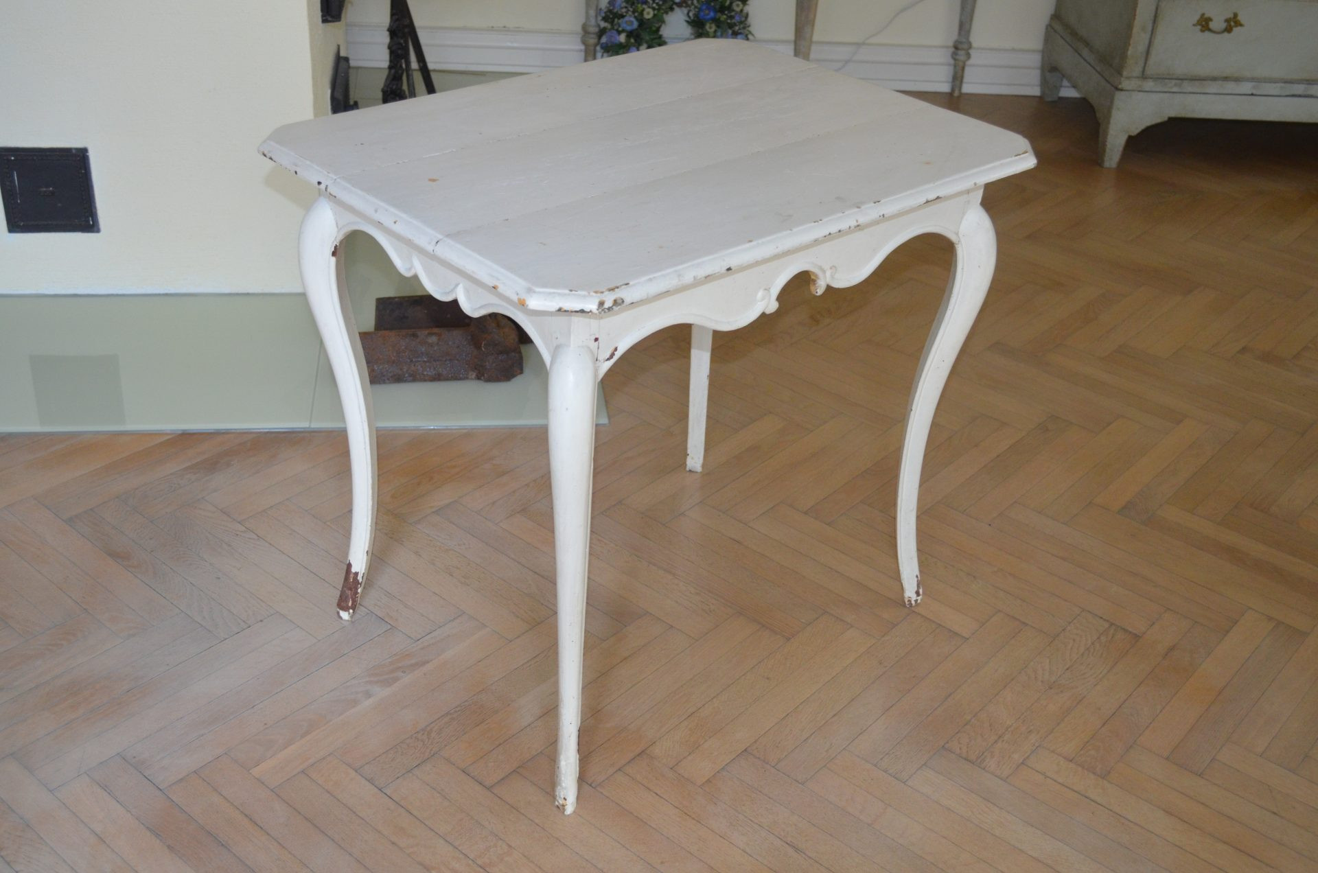 Kleiner Tisch
 Kleiner Tisch – Brocante – Altes Pastorat von 1890