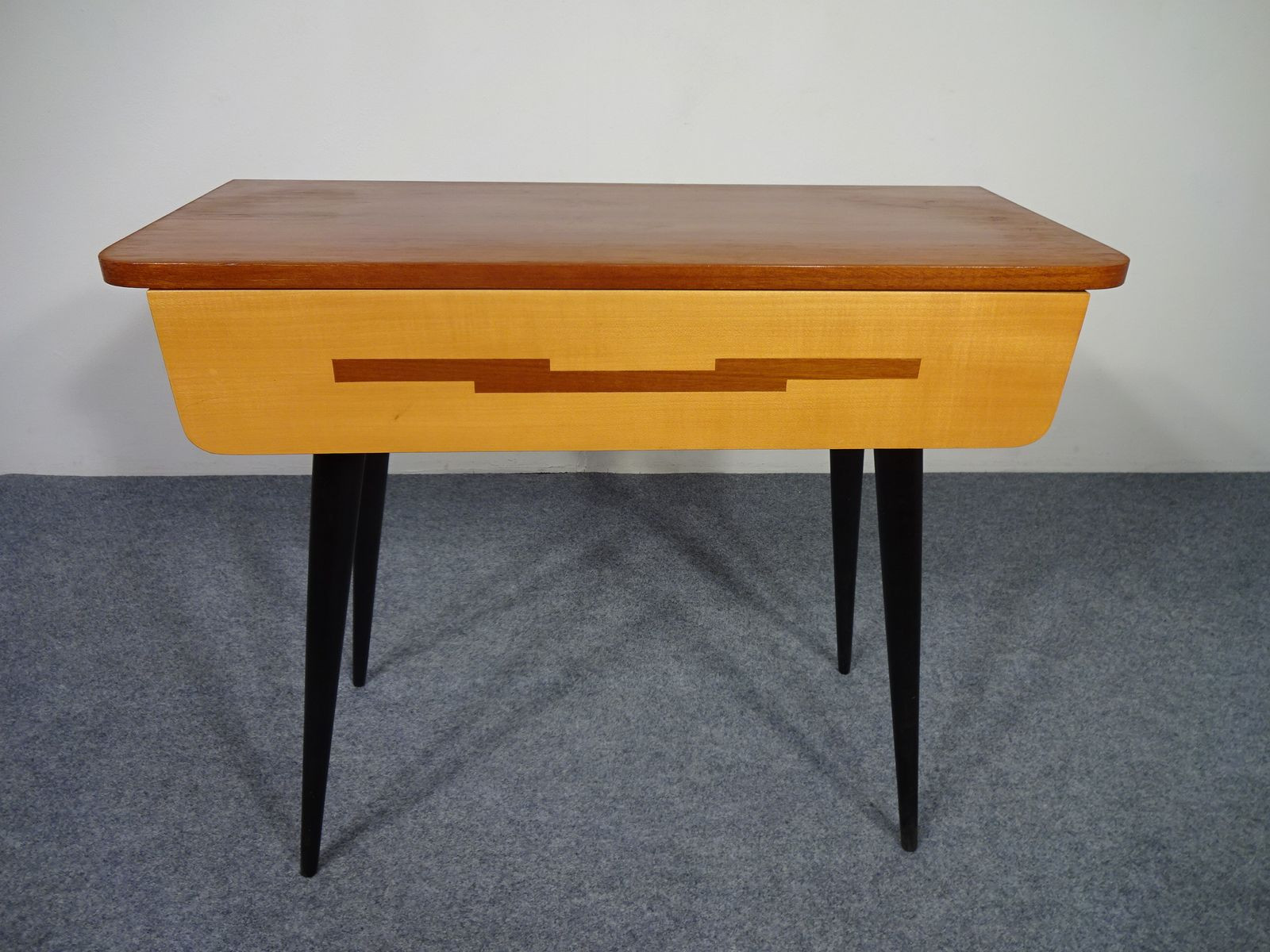 Kleiner Tisch
 Kleiner Tisch mit Schublade von Diele und Flur 1950er bei