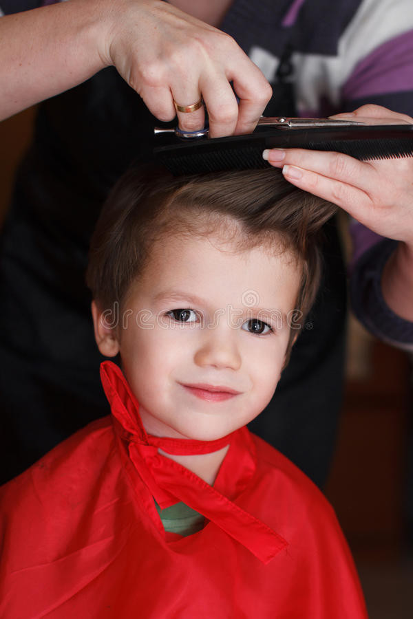 Kleinkind Haarschnitt
 Kleinkind Mit Lächeln Am Friseur Der Einen Haarschnitt