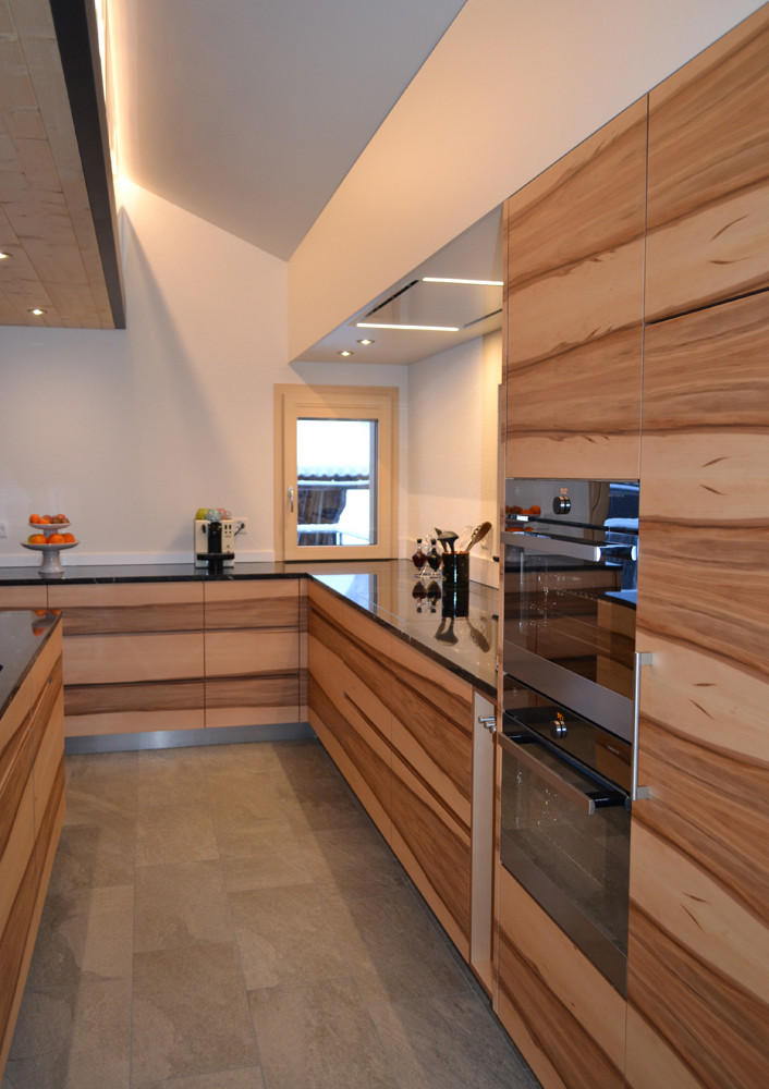 Küche Holz
 Kombination Amberholz und Granitabdeckung Schreinerei Tödi AG