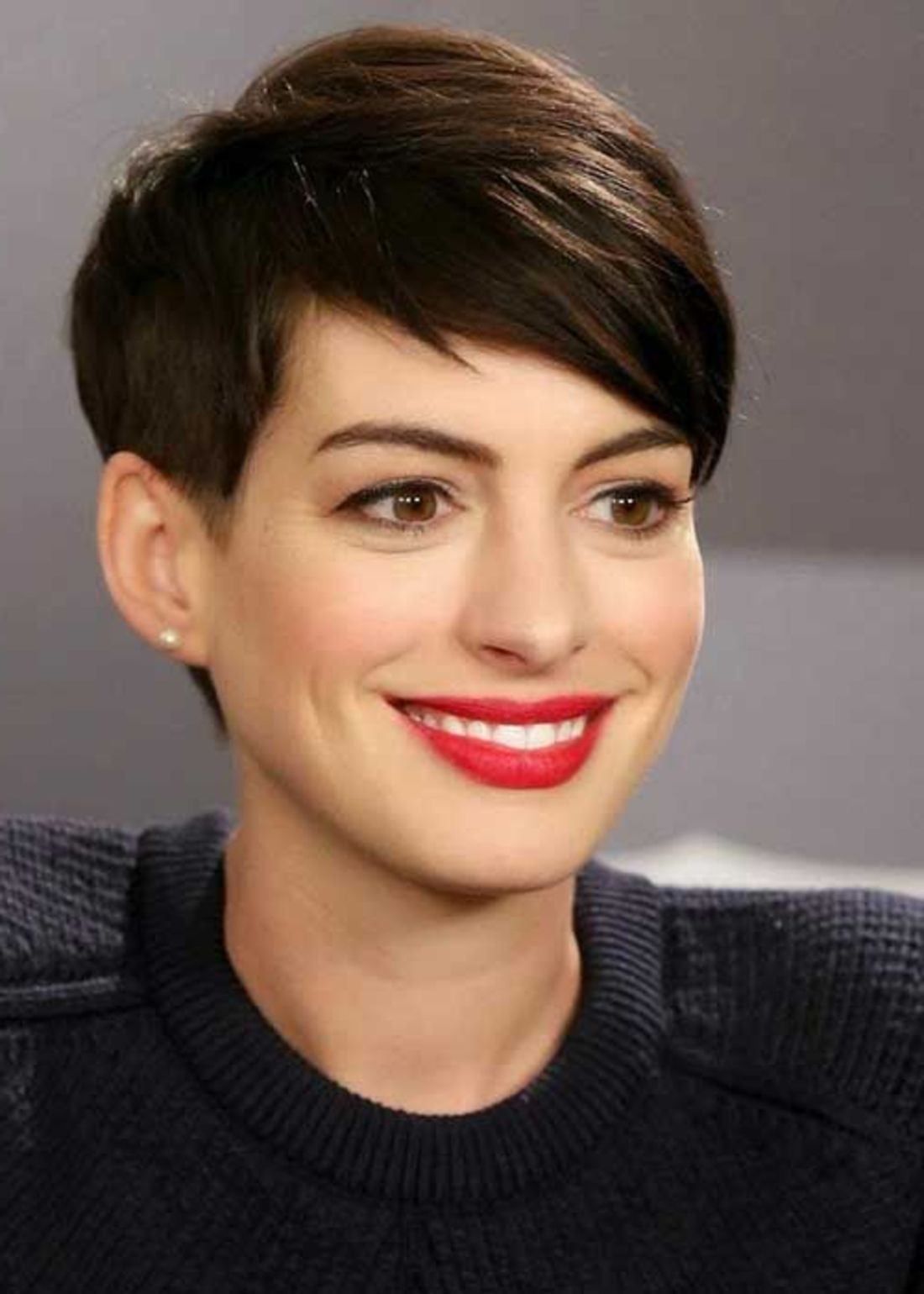 Kurze Frauen Frisuren
 Anne Hathaway kurze Haare und rote Lippenstift Undercut