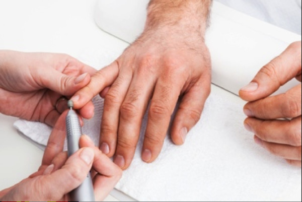 Maniküre Ablauf
 Nagelpflege für Herren Apparat Maniküre für Männer in Thun