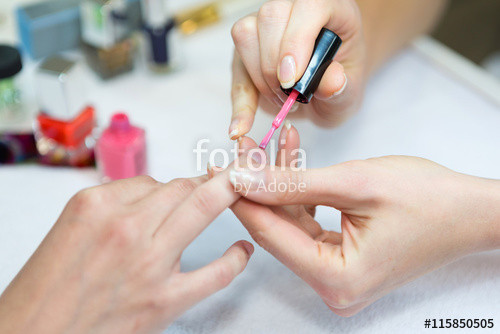 Maniküre Definition
 "Details of hands during a manicure in high definition