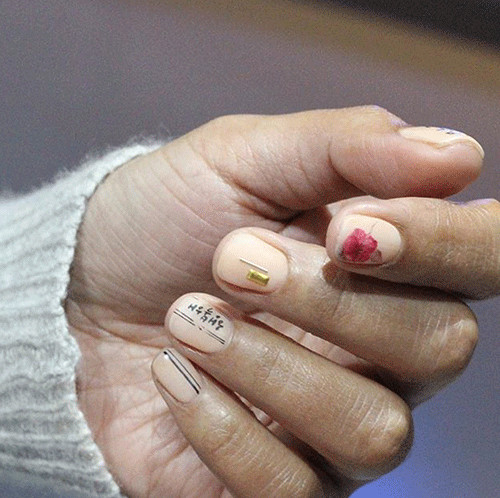 Maniküre Kurze Nägel
 DER Maniküre Trend für kurze Nägel Wir stellen Micro Nail