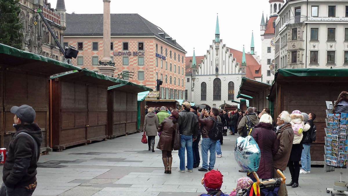 Maniküre München Innenstadt
 Münchner Christkindlmarkt im Aufbau Es weihnachtet schon