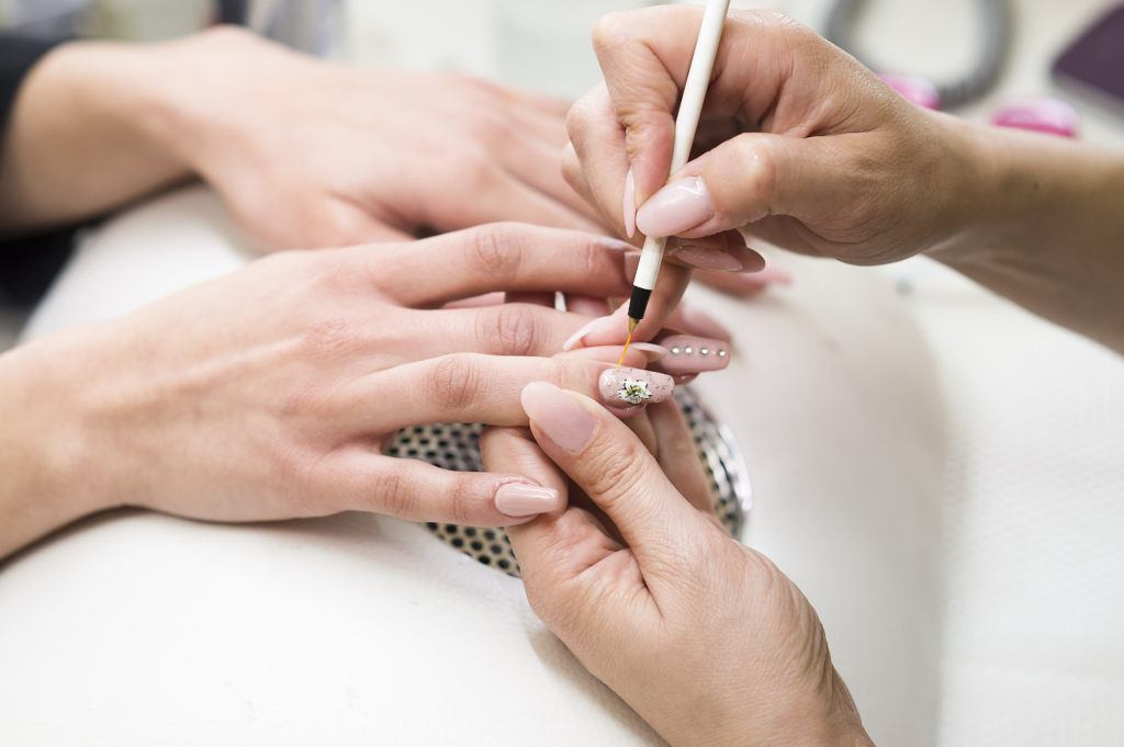 Maniküre Schulung
 Schulung Nageldesign Ausbildung zur Nageldesignerin