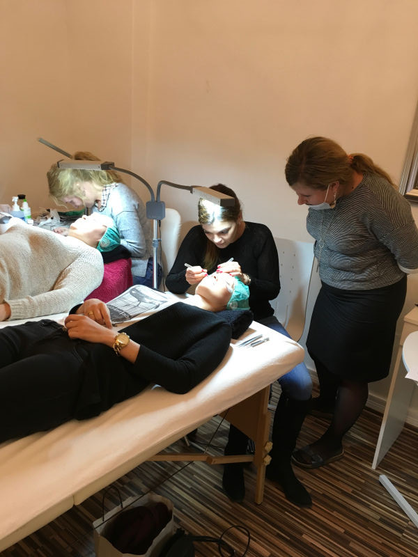 Maniküre Schulung
 Wimpernverlängerung Schulung Ausbildung Berlin