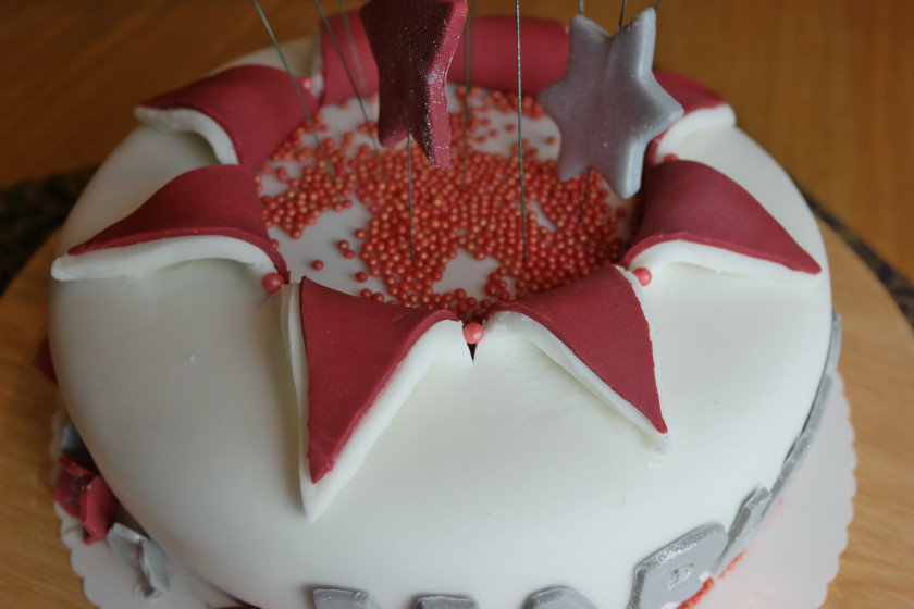 Motivtorte Geburtstagstorte
 Explosions Motivtorte Star Burst Cake Silvestertorte