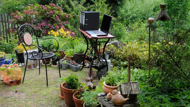 Nackt Im Garten
 Arbeiten ohne Chef "Auf den Stundenlohn darf ich nicht