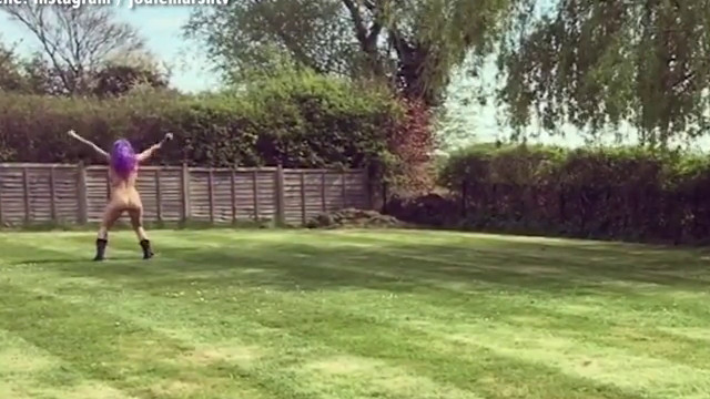 Nackt Im Garten
 Britin feiert Scheidung mit Nackt Tanz Video